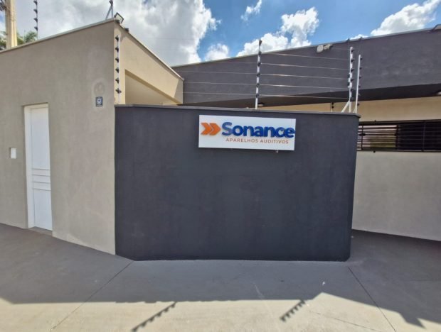 Fachada da empresa de aparelhos auditivos em Ribeirão Preto, destacando o nome da clínica e sua localização no Jardim América